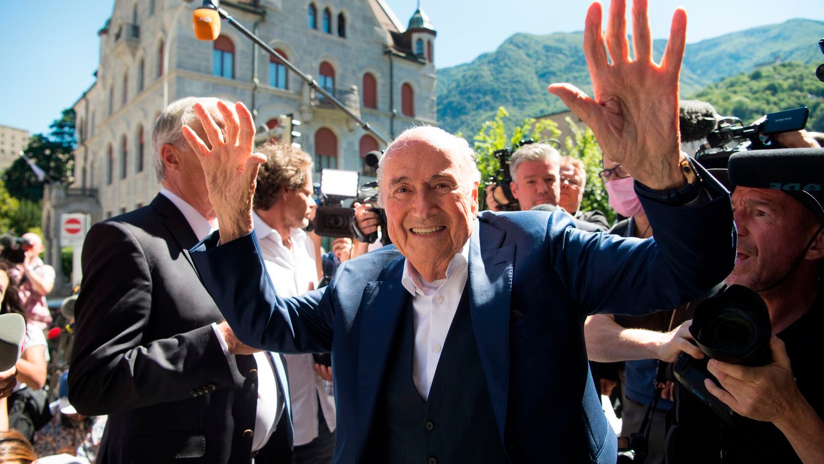El expresidente de la FIFA, Sepp Blatter, saluda a la prensa frente a la Corte Criminal...
