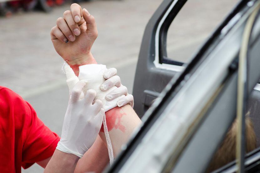 Un paramédico aplica un torniquete en el brazo de una persona herida.(iSTOCK)
