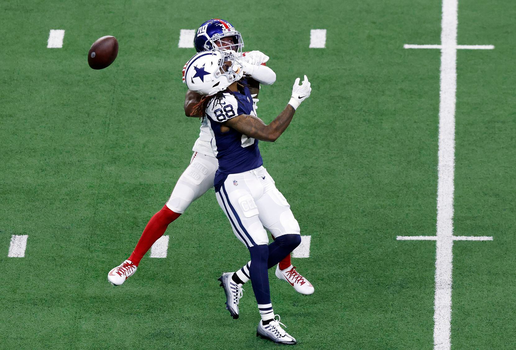 New York Giants cornerback Darnay Holmes (30) keeps Dallas Cowboys wide receiver CeeDee Lamb...