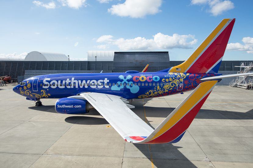 Un avión Boeing 737-700 de Southwest Airlines con motivos del ‘Coco’. CORTESIA
