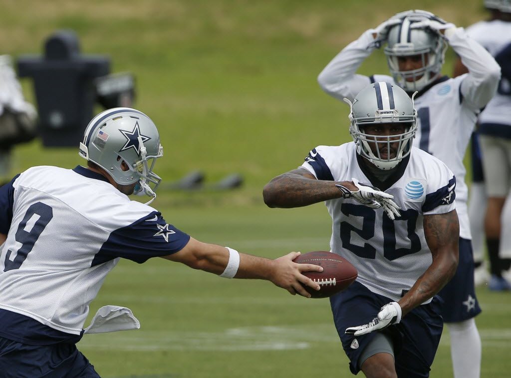 Dallas Cowboys quarterback Tony Romo (9) hands the ball off to running back Darren McFadden (20) during organized team activities at Cowboys headquarters in Irving, Texas Wednesday May 25, 2016. (Andy Jacobsohn/The Dallas Morning News)