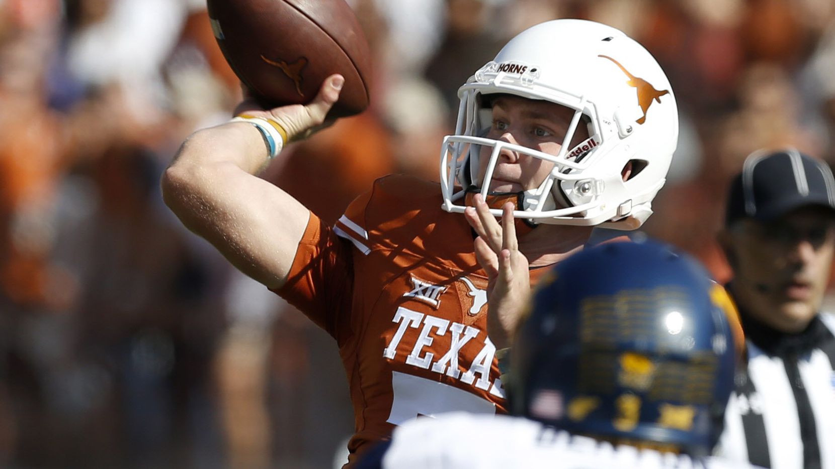 Texas Longhorns quarterback Shane Buechele (7) passes the ball in the first half at Darrell...