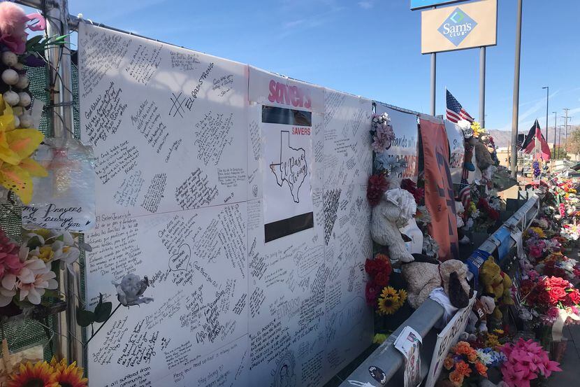 El sitio memorial junto a Walmart en recuerdo de las víctimas del tiroteo en El Paso.
