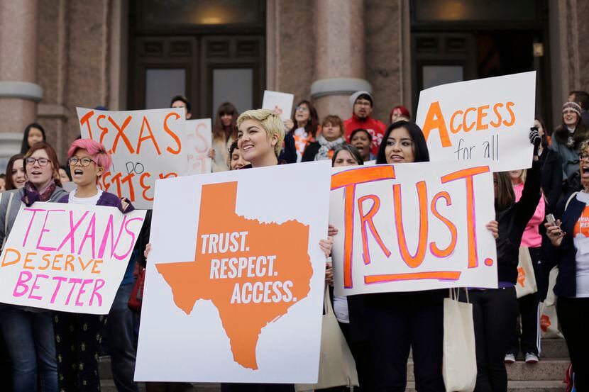 Mujeres a favor de los derechos sobre sus cuerpos se manifiestan en el Capitolio de Austin,...