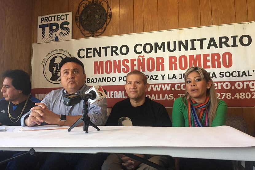 De izquierda a derecha Enrique López, presidente del centro comunitario guatemalteco en...