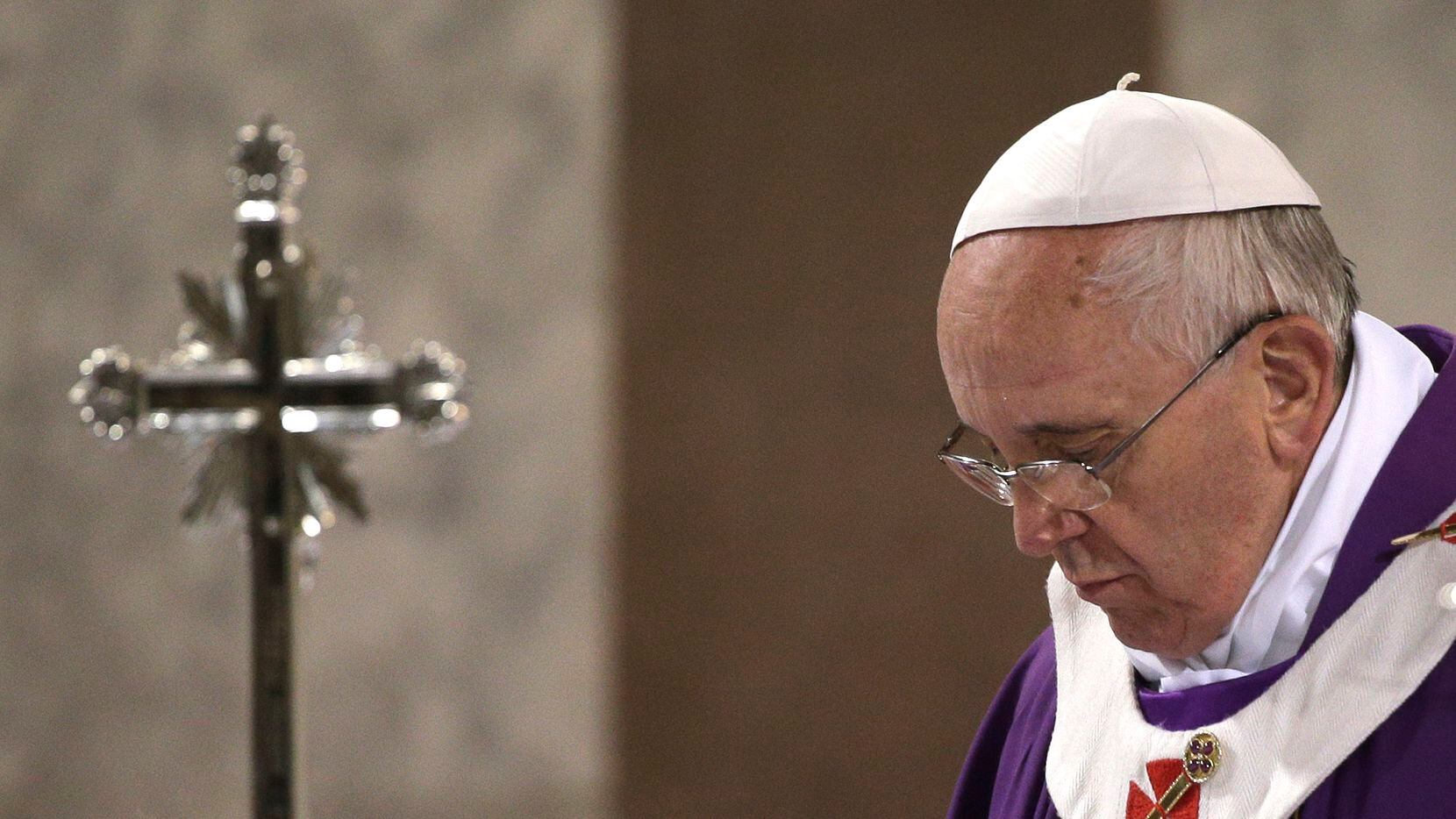 En su audiencia general, el Papa Francisco dijo que la ceniza del Miércoles de Ceniza “nos...