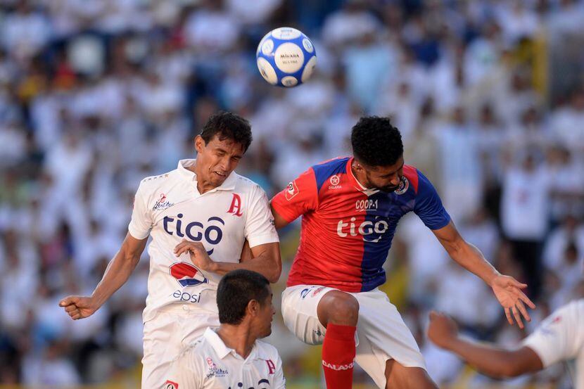 Iván Garrido (der.) y el Alianza ganaron el torneo Apertura de El Salvador en diciembre. El...