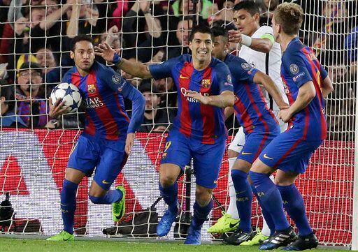 Los jugadores del Barcelona, Neymar, izquierda, y Luis Suárez, centro, festejan después de...