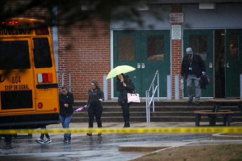 Maestros y empleados salen de la escuela Great Mills High en donde se desató un tiroteo./AP
