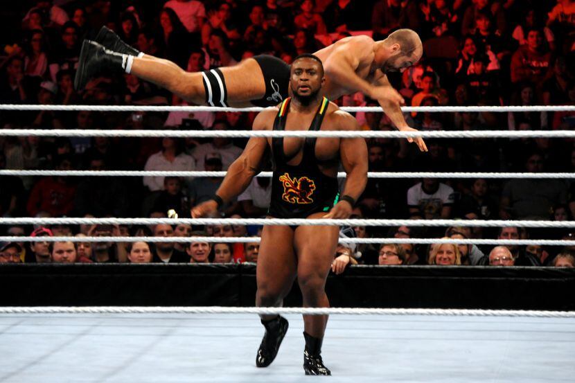 Big E Langston lanza a Antonio Cesaro durante WWE Raw en Dallas, hace un par de años.
