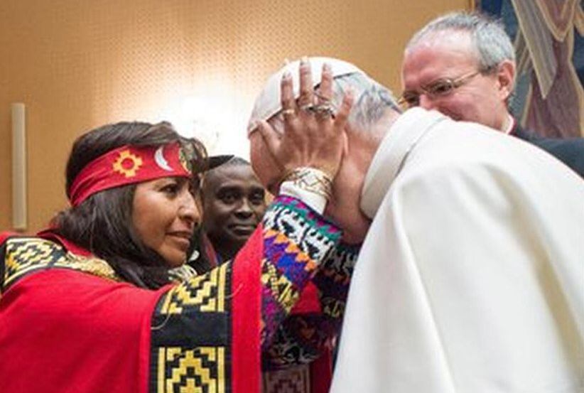 Una mujer con vestimenta tradicional saluda al papa Francisco en su encuentro con...