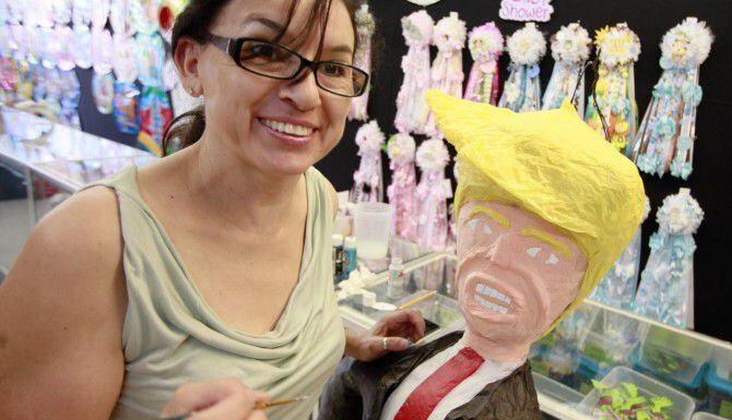 Elvie de la Fuente, de ABC Party, decora una piñata de Donald Trump, que vende en su tienda...