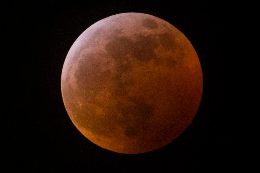 El primer eclipse total lunar de 2022 será entre el 15 y 16 de mayo.