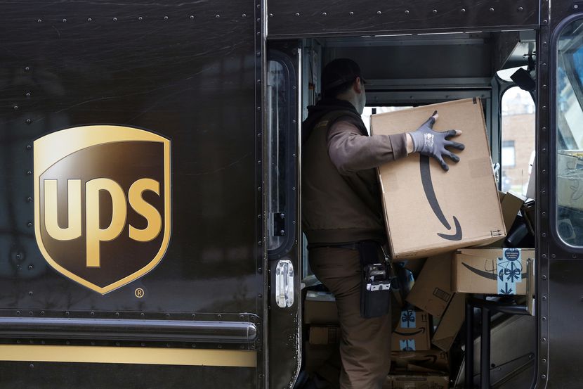 Un empleado de la compañía UPS reparte paquetes destinados para la época Navideña. AP
