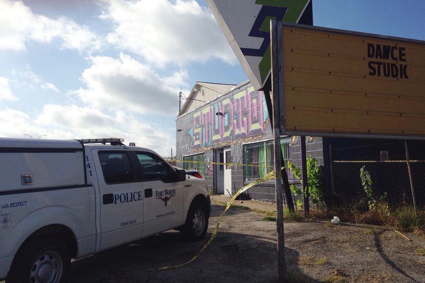Un vehículo policial frente a un estudio de danza en Fort Worth, Texas, donde ocurrió un...