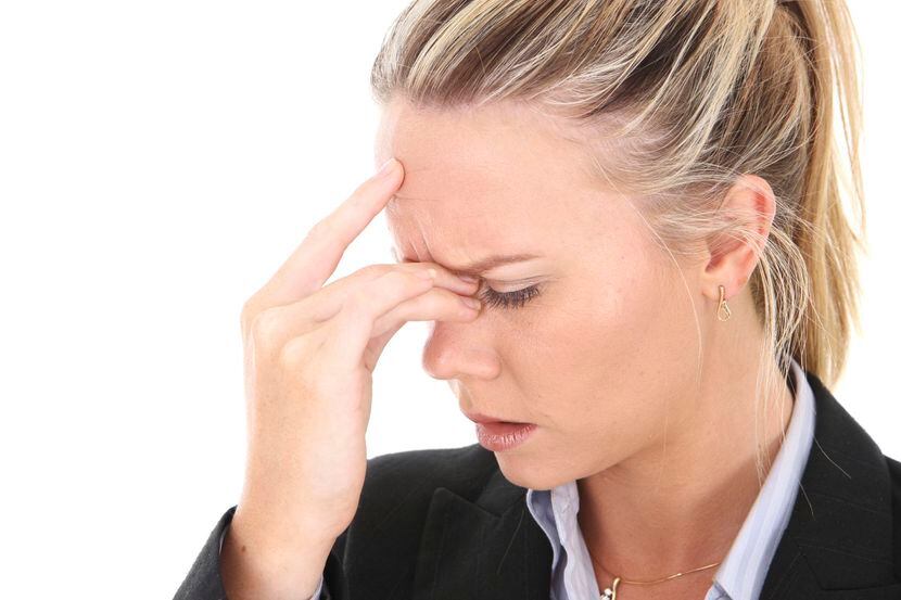 La sinusitis causa síntomas como dolores de cabeza, hipersensibilidad y dolores...