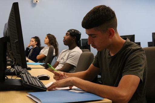 José Gutiérrez, 19, toma notas durante la clase de orientación de El Centro College – West...