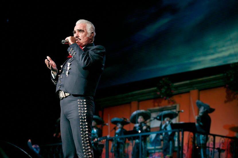 Vicente Fernández canta durante un concierto el 25 de octubre de 2008 en el American...