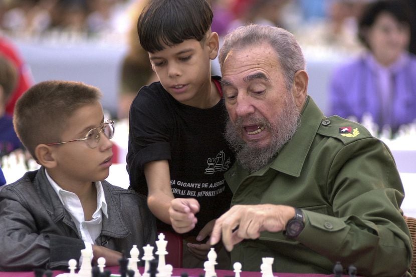 El ex presidente de Cuba Fidel Castro habla con jugadores de ajedrez en la Plaza de la...