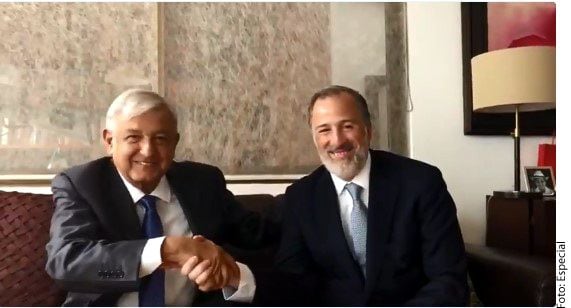 El virtual Presidente electo, Andrés Manuel López Obrador (izq.), se reunió en su casa con...