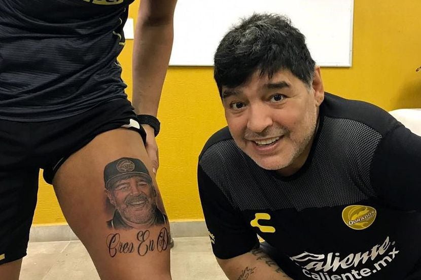 Portero del equipo de México Dorados se tatuó la cara de Maradona. 
