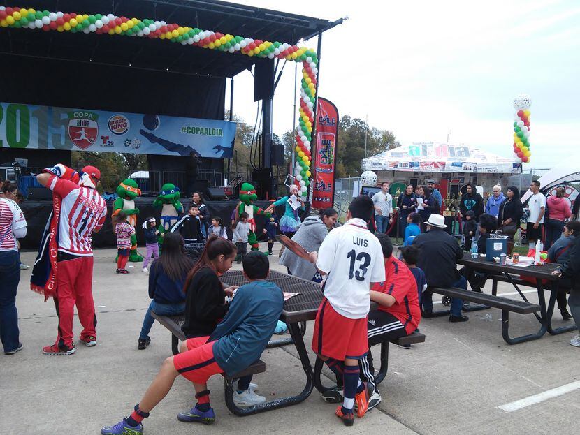 Cientos de personas disfrutaron del ambiente familiar que se vive durante el torneo.