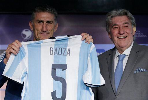 El nuevo entrenador de la selección de Argentina, Edgardo Bauza, recibe la camiseta oficial...