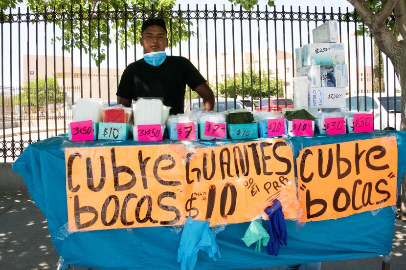 Jesús Hernández vende cubrebocas que él mismo elabora en su casa, luego de perder su empleo...