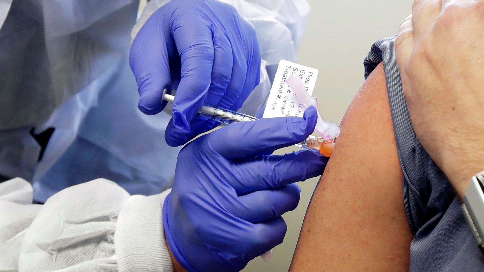Un paciente recibe una inyección como parte de un estudio para encontrar una vacuna contra...