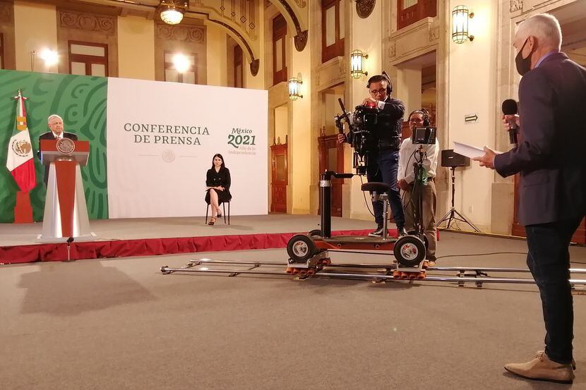 En esta fotografía de archivo de 2021, el periodista Jorge Ramos (derecha) le formula una...