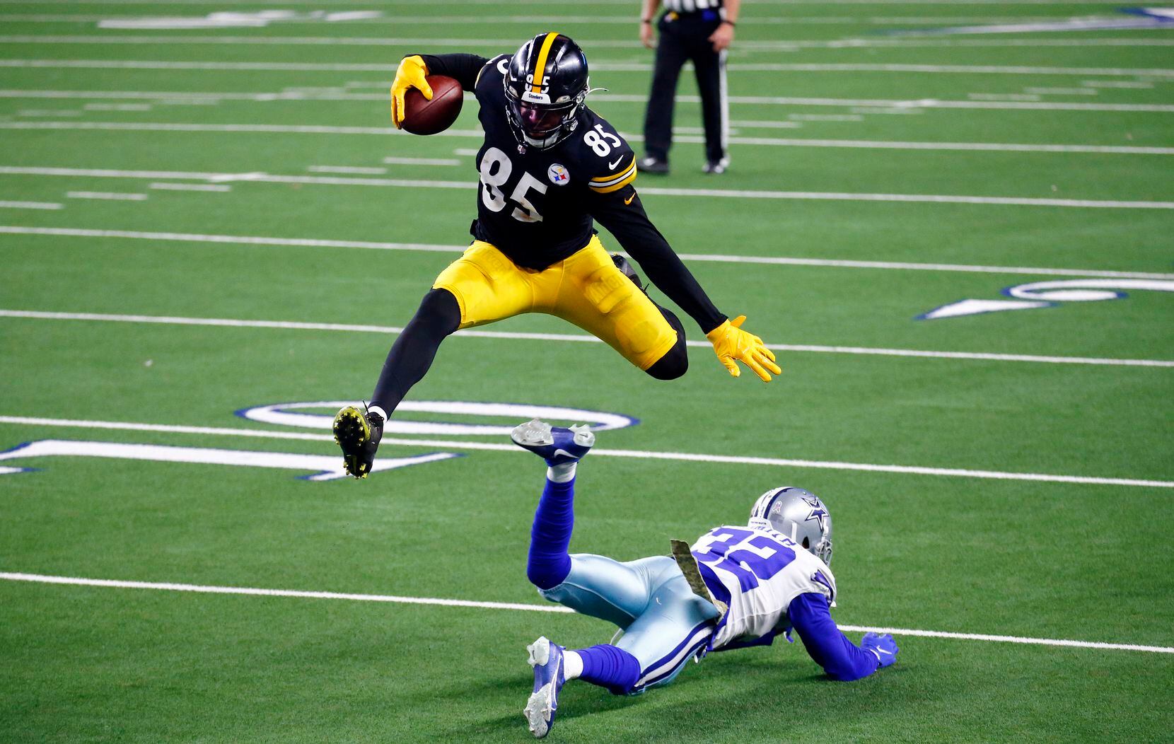 Pittsburgh Steelers tight end Eric Ebron (85) hurdles Dallas Cowboys cornerback Saivion Smith (32) to score the winning touchdown in the fourth quarter at AT&T Stadium in Arlington, Texas Sunday, November 8, 2020. The Cowboys lost, 24-19. (Tom Fox/The Dallas Morning News)