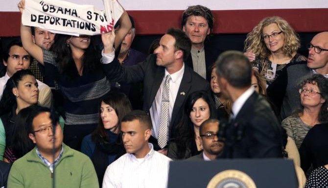 Una mujer interrumpe al presidente Barack Obama para exigir que se suspendan todas las...