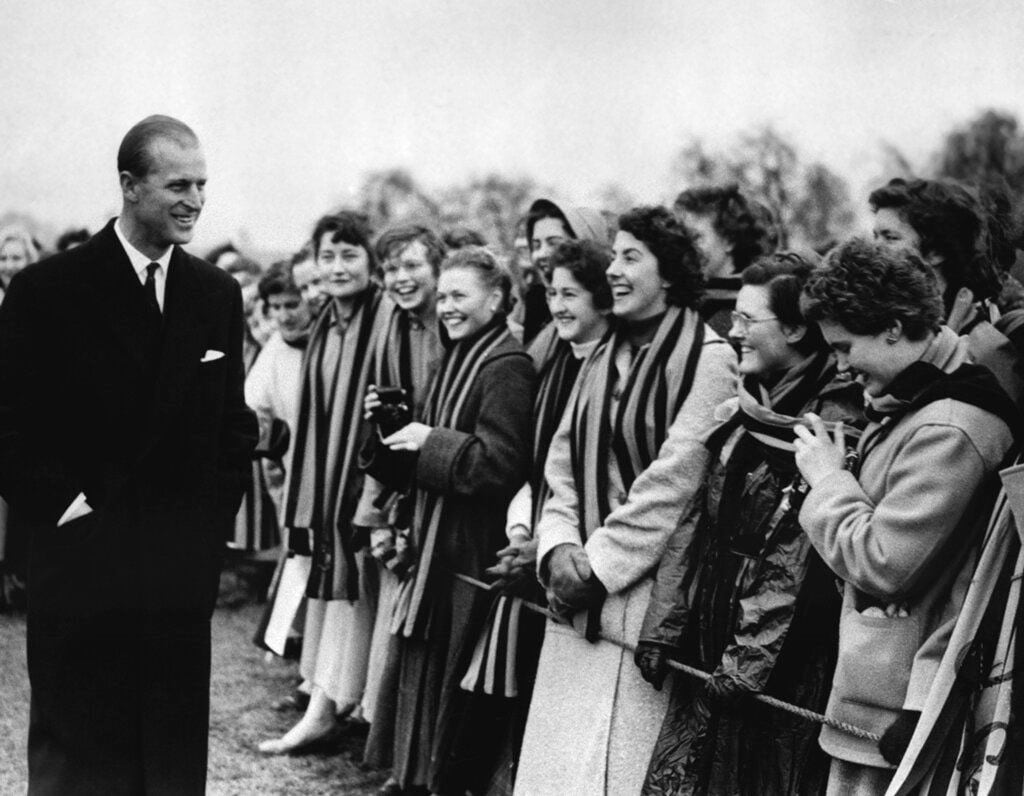 En esta foto del 10 de marzo de 1957, el príncipe Felipe de Gran Bretaña es saludado por...