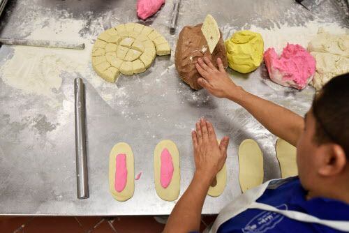 
				José Chávez prepara la masa para hornear pan dulce estilo mexicano en la Panadería...