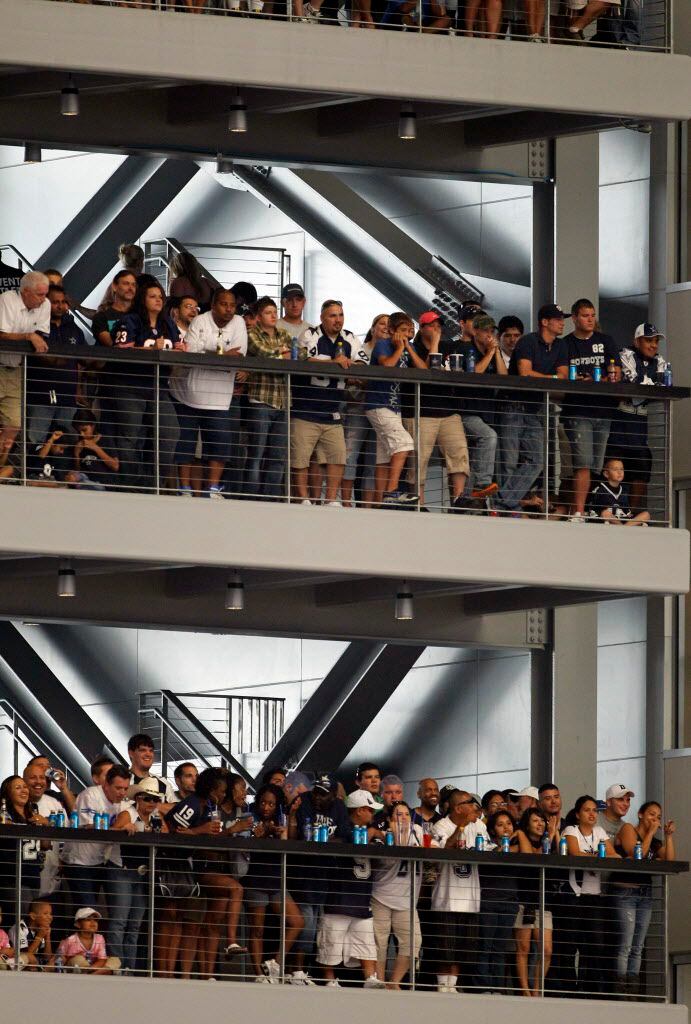 Fans miran un juego en el estadio de los Cowboys con su boleto Party Pass. Foto DMN.