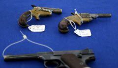 Unas armas antiguas descansan en el Show de Armas y Cuchillos de Dallas. Foto: BRAD LOPER/DMN
