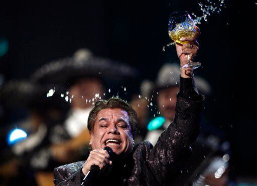 En esta foto del 5 de noviembre del 2009, Juan Gabriel canta en la 10a entrega anual de los...