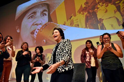 Los estudiantes de UNT le cantaron “Las Mañanitas” a la activista Dolores Huerta que estuvo...