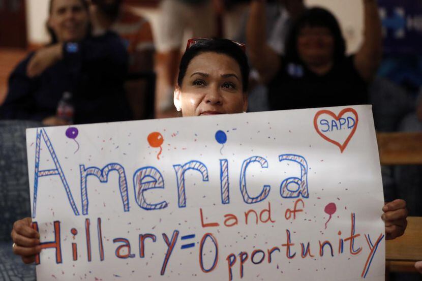 Una simpatizante de Hillary Clinton sostiene una pancarta en apoyo a Hillary Clinton durante...