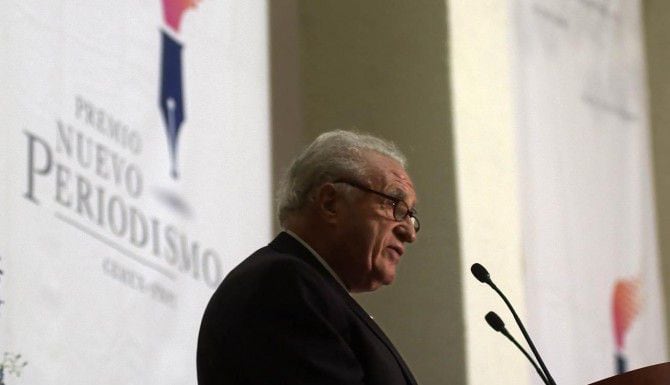 Julio Scherer García durante al recibir el Premio Nuevo Periodismo en Monterrey, en el 2002....