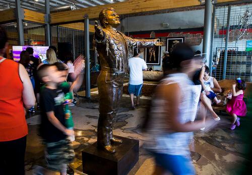 Una escultura de bronze del cantante mexicano Juan Gabriel, da la bienvenida a la...