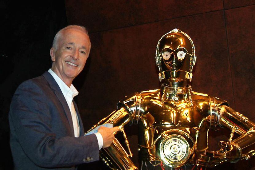 Anthony Daniels y el robot que interpreta en “Star Wars”, el famoso C-3PO (AP/BRUCE BARTON)

