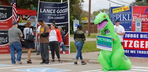 Un dinosaurio hace campaña por Victoria Neave en Mesquite, donde los votantes se han quejado...