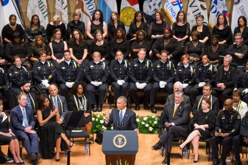 El presidente Barack Obama invita a la unidad durante un homenaje a los oficiales que...