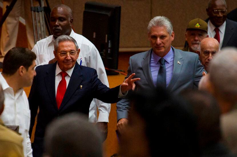 En esta imagen distribuida por el periódico estatal Cubadebate, el presidente de Cuba, Raúl...