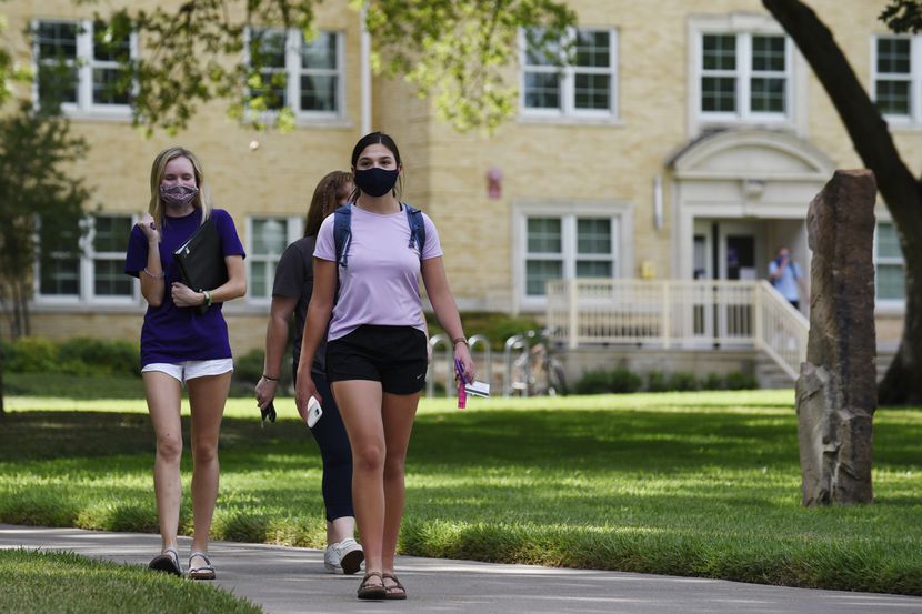 Estudiantes de Texas Christian University caminan afuera de uno de los dormitorio. TCU lleva...