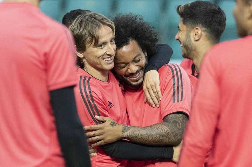 Luka Modric (izq.) abraza a Marcelo, su compañero en el Real Madrid, que el miércoles...