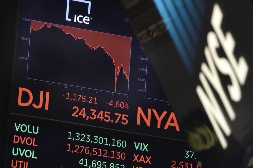 Un monitor del New York Stock Exchange muestra la caida en las acciones el lunes por la...
