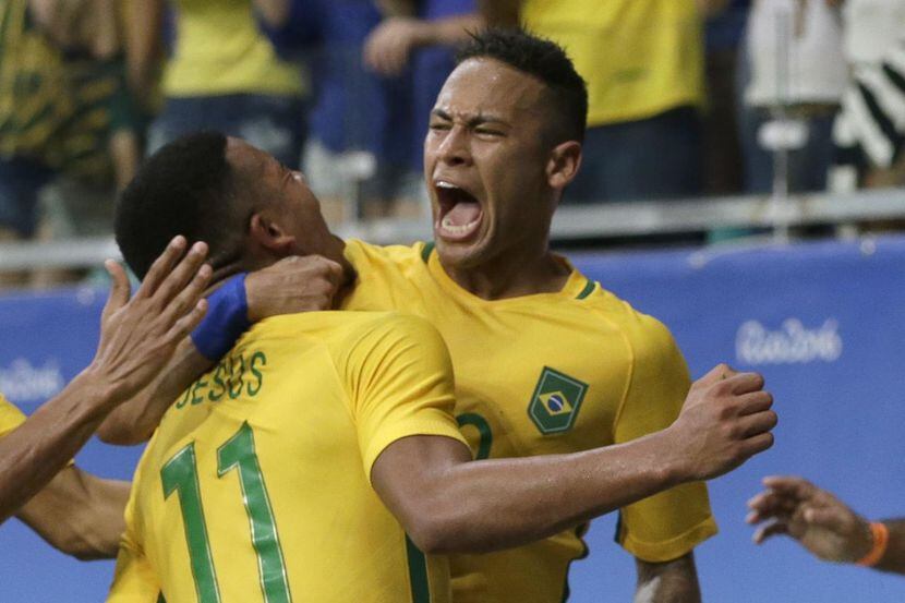 Gabriel Jesus (11) festeja su gol con Neymar para la victoria 4-0 de Brasil ante Dinamarca,...