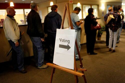 Un grupo de votantes del condado de Collin en fila para votar durante unas elecciones. DMN
